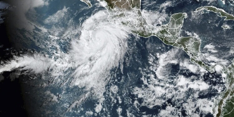 Hilary sube a huracán categoría 2 en el Pacífico mexicano