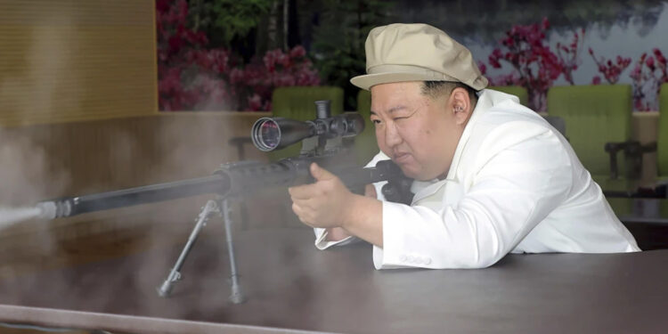 Kim Jong Un promete innovar y aumentar producción de armas