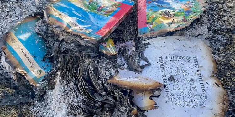Indígenas de Chiapas queman libros de texto por considerar los contenidos “no aptos”