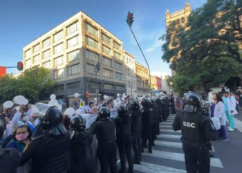 Personal de salud de CDMX protesta en Palacio Nacional: policías los encapsulan