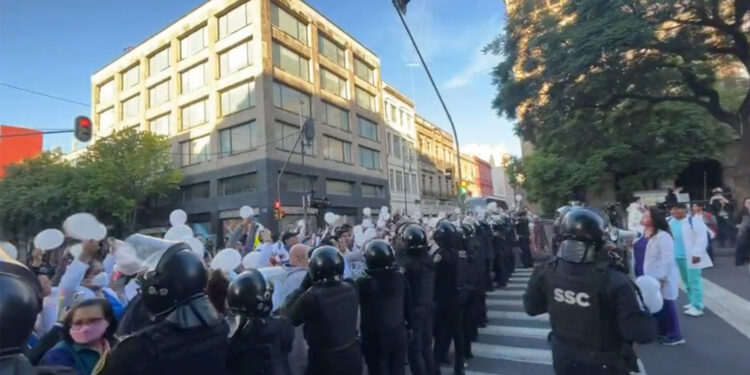 Personal de salud de CDMX protesta en Palacio Nacional: policías los encapsulan
