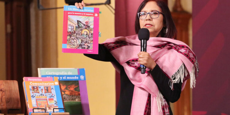Ordenan frenar distribución de libros de texto
