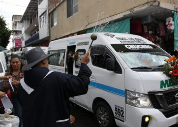 Transportistas de Guerrero ‘bendicen’ sus vehículos por ataques del crimen