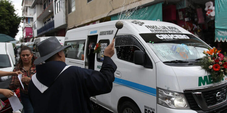 Transportistas de Guerrero ‘bendicen’ sus vehículos por ataques del crimen