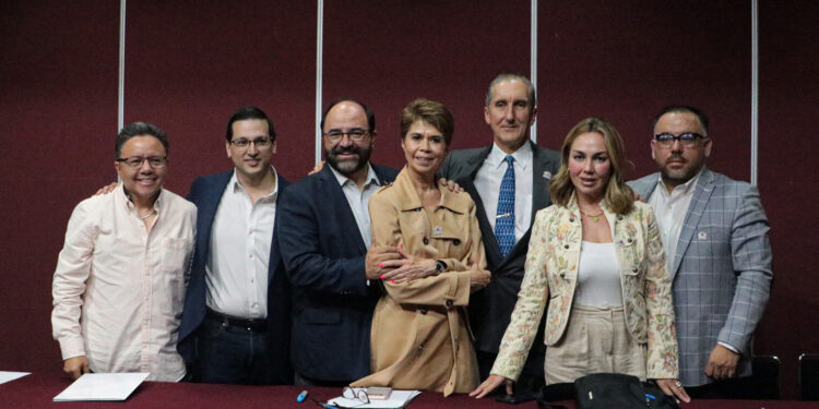 Políticos, empresarios y sociedad civil respaldan a Xóchitl para dirigir el Frente Amplio