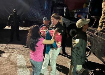 Rescatan a 230 migrantes dentro de tráiler en Puebla