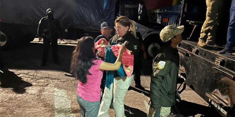 Rescatan a 230 migrantes dentro de tráiler en Puebla