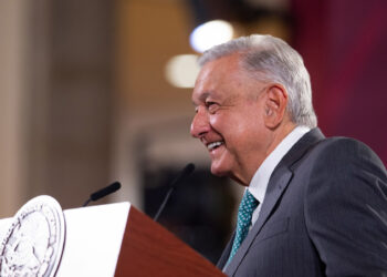 Arranca AMLO gira de trabajo en Colombia y Chile