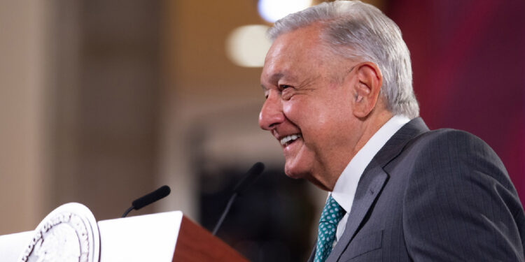 Arranca AMLO gira de trabajo en Colombia y Chile