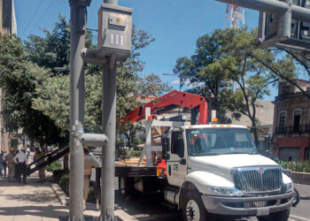 Sin respuesta de CFE, casas y negocios de Avenida Chapultepec sufren apagones