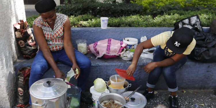 Ola migratoria alcanza a la CDMX con extranjeros en las calles