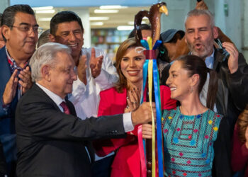 Comienza ocaso de AMLO: entrega “bastón de mando” a Claudia Sheinbaum