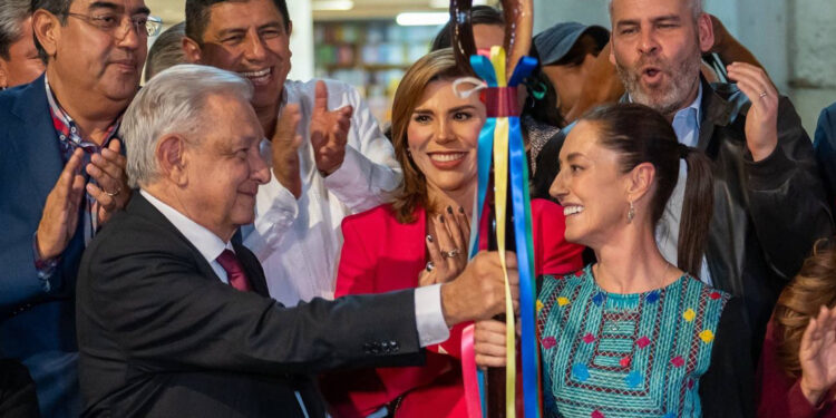 Comienza ocaso de AMLO: entrega “bastón de mando” a Claudia Sheinbaum