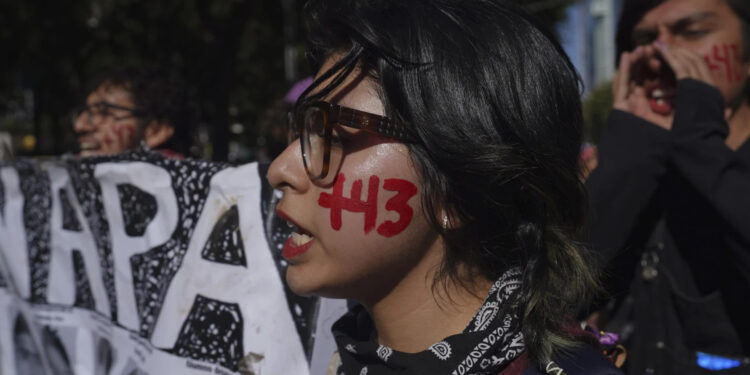 Tensiones entre Gobierno y padres marcan aniversario de caso Ayotzinapa