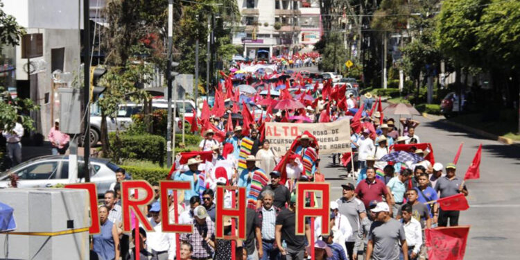 Antorchistas marcharon contra corrupción de Cuitláhuac García; denuncian olvido gubernamental