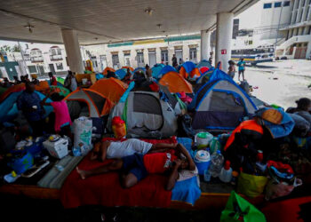 Migrantes desbordan albergues en Cd. Juárez