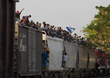 Ferromex suspende operación de 60 trenes por migrantes