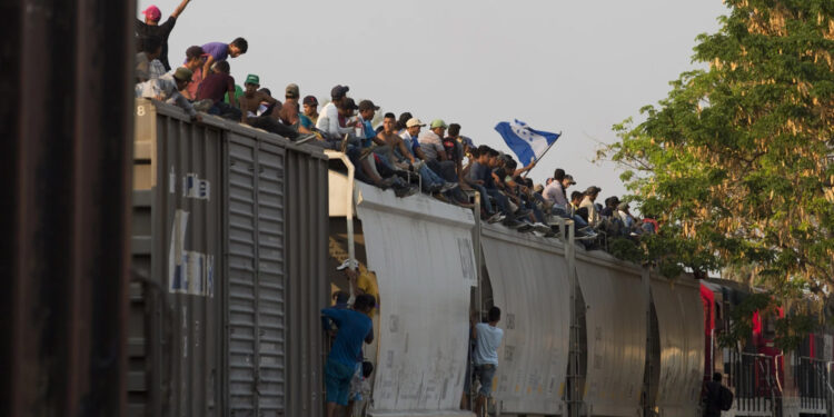 Ferromex suspende operación de 60 trenes por migrantes
