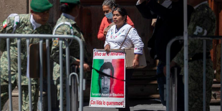 Exigen a AMLO que no encubra al Ejército por caso Ayotzinapa