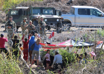 Patrulla fronteriza de EE.UU. deja varados a migrantes sin techo y comida