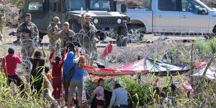 Patrulla fronteriza de EE.UU. deja varados a migrantes sin techo y comida