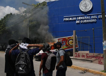 Vandalizan la FGE de Guerrero en protesta por desaparecidos de Ayotzinapa