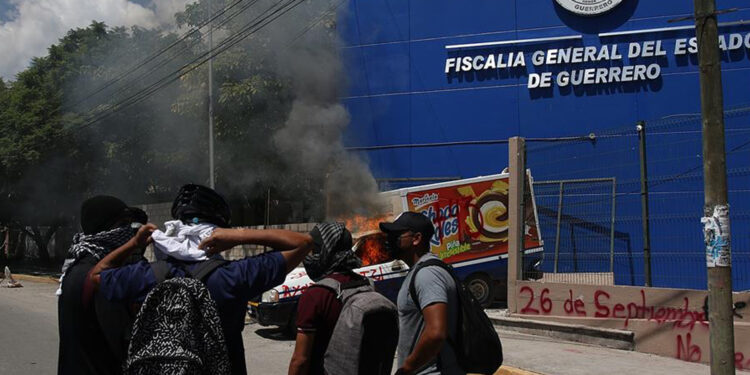 Vandalizan la FGE de Guerrero en protesta por desaparecidos de Ayotzinapa