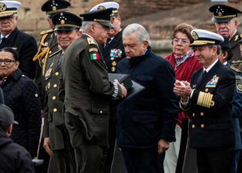 AMLO condecora a Cienfuegos, ¡acusado de narcotráfico!