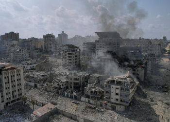 Israel continúa ataques contra Gaza; también se lanza contra Siria