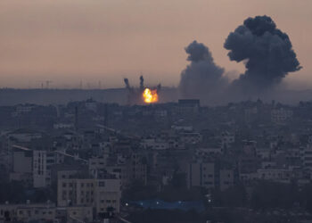 Israel bombardea y pone a Gaza bajo asedio