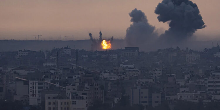 Israel bombardea y pone a Gaza bajo asedio