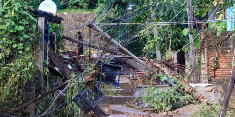 Huracán Lidia deja un muerto, desbordamientos e inundaciones