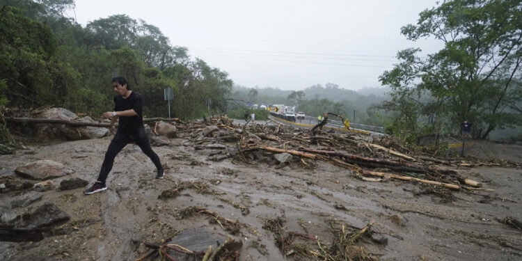 Huracán Otis deja destrozos, damnificados y comunidades incomunicadas en Guerrero