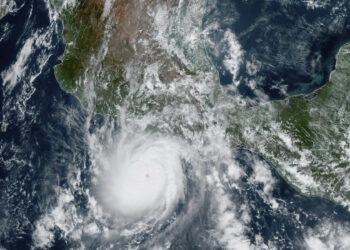 Huracán Otis se intensifica a categoría 5: golpea Acapulco