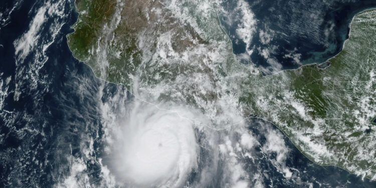 Huracán Otis se intensifica a categoría 5: golpea Acapulco