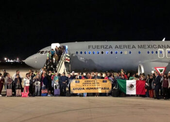 Llega a México vuelo con 143 repatriados desde Israel