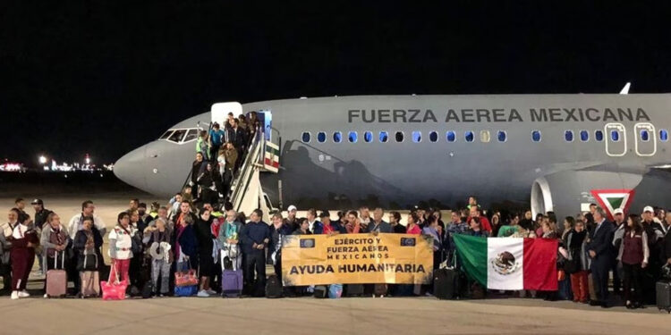Llega a México vuelo con 143 repatriados desde Israel