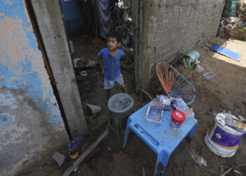Damnificados de Guerrero están desesperados por conseguir comida y ayuda ante lenta respuesta del gobierno
