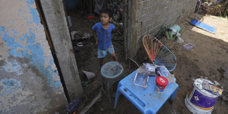 Damnificados de Guerrero están desesperados por conseguir comida y ayuda ante lenta respuesta del gobierno