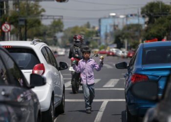 Niños trabajando en pleno 2023