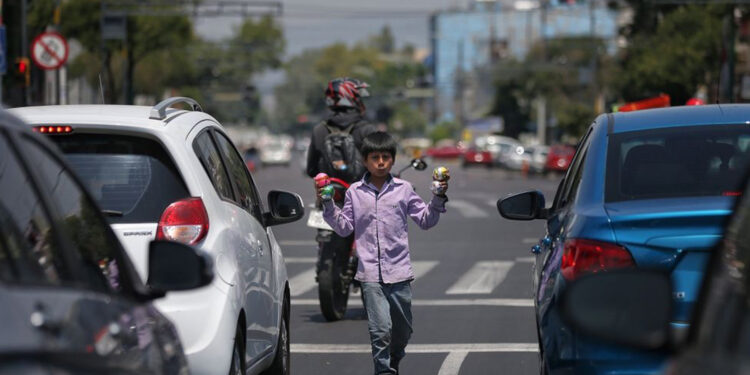 Niños trabajando en pleno 2023