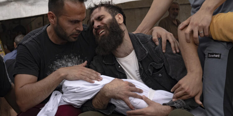 Van más de 8 mil muertos palestinos por bombardeos de Israel