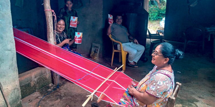 Artesanas difunden proyecto de Alianza Ciudadana en Xochistlahuaca