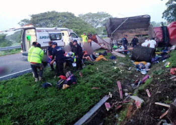 Mueren 10 migrantes por volcadura de camión en Chiapas