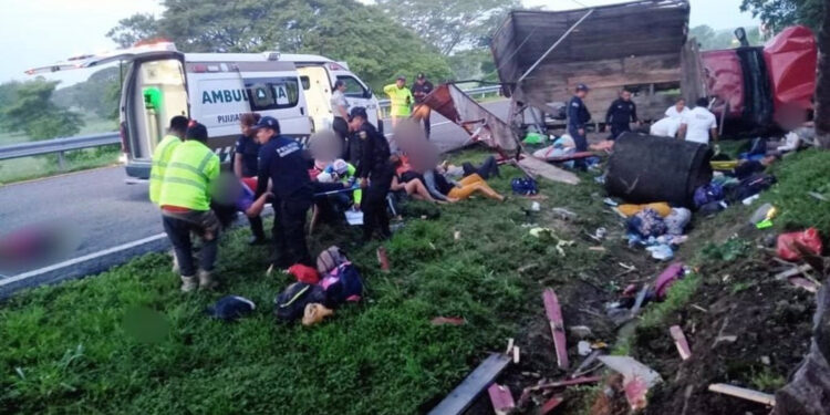 Mueren 10 migrantes por volcadura de camión en Chiapas
