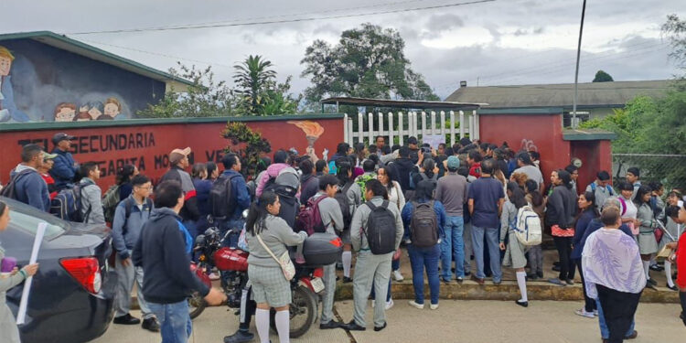 Acusan maltrato por dos docentes en Telesecundaria Margarita Morán