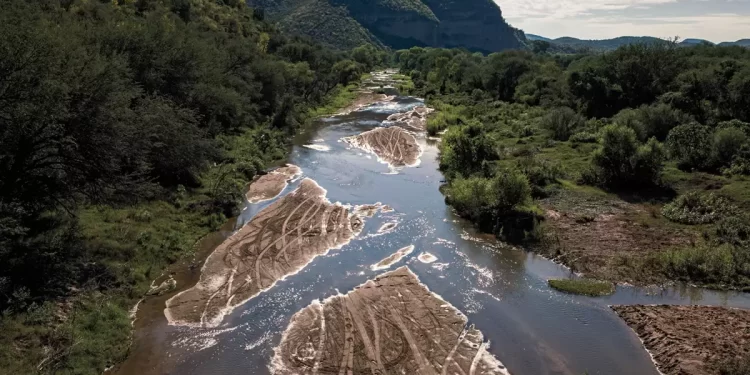 El 6 de agosto de 2014, se registó el derrame de 40,000 metros cúbicos de ácido de sulfato de cobre en el Río Sonora, afectó a 8 municipios de la zona. Foto: Duilio Rodríguez