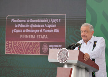 AMLO promete reconstruir Acapulco “en muy poco tiempo”; damnificados le gritan “traidor”