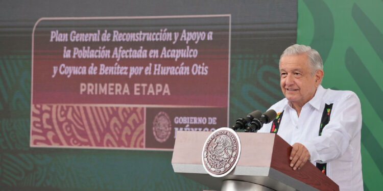 AMLO promete reconstruir Acapulco “en muy poco tiempo”; damnificados le gritan “traidor”
