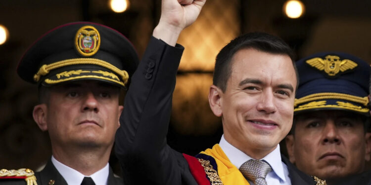 Daniel Noboa jura como presidente de Ecuador